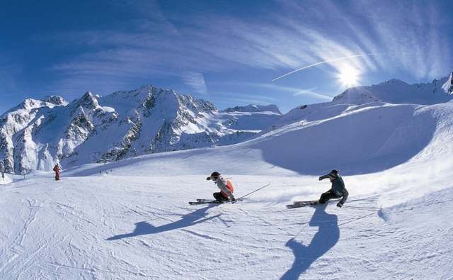 Skiing Skiing