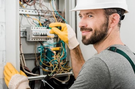 Read more about the article 4 Essential Tips to Consider While Choosing the Right Electrician