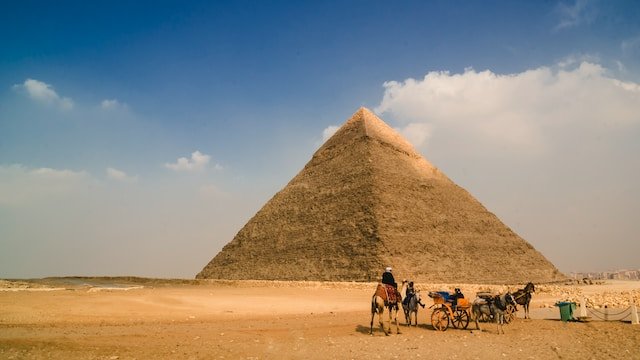 Read more about the article Pyramids of Giza Guide: A Journey Through Time